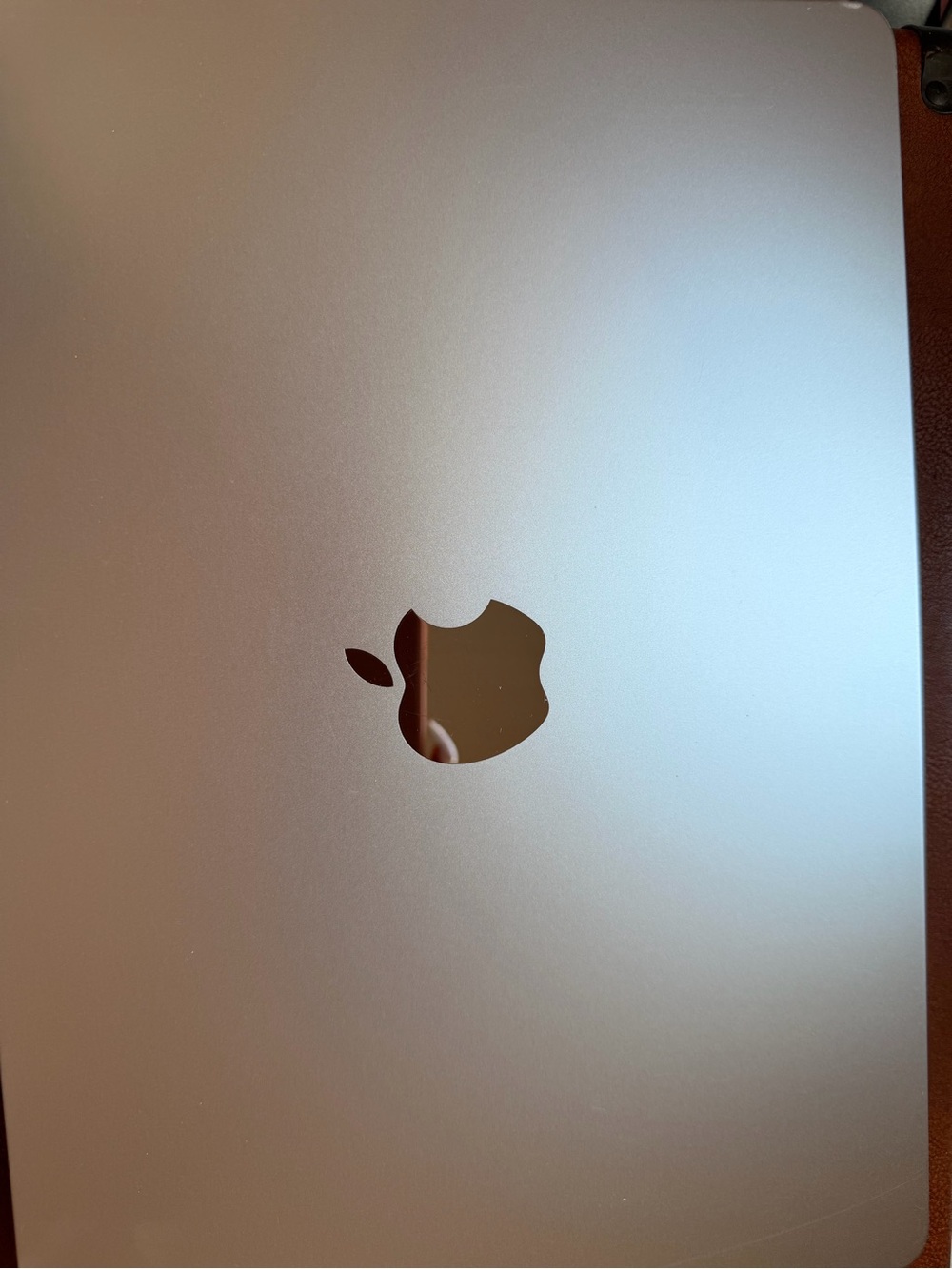 Apple MacBook Laptop in Starlight with damaged screen laptop is repairable